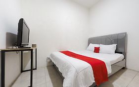 RedDoorz at Flamboyan Harapan Indah